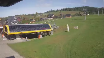 Widok z kamery na dolną stację ośrodka narciarskiego Małe Ciche.