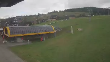 Widok z kamery na dolną stację ośrodka narciarskiego Małe Ciche.