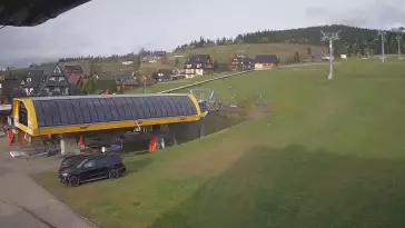 Widok z kamery na dolną stację ośrodka narciarskiego Małe Ciche.