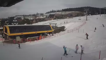 Widok z kamery na dolną stację ośrodka narciarskiego Małe Ciche.