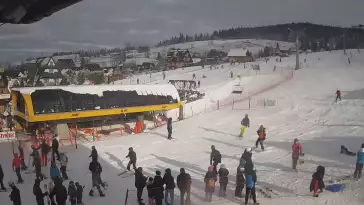 Widok z kamery na dolną stację ośrodka narciarskiego Małe Ciche.