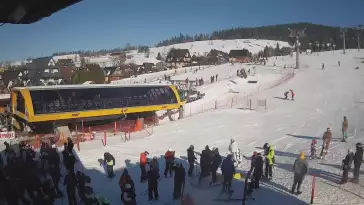 Widok z kamery na dolną stację ośrodka narciarskiego Małe Ciche.