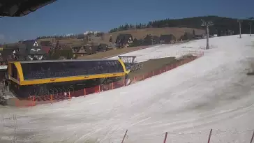 Widok z kamery na dolną stację ośrodka narciarskiego Małe Ciche.