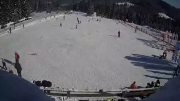 Sprawdź warunki narciarskie z kamery na stok w Małym Cichym.
