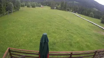 Sprawdź warunki narciarskie z kamery na stok w Małym Cichym.