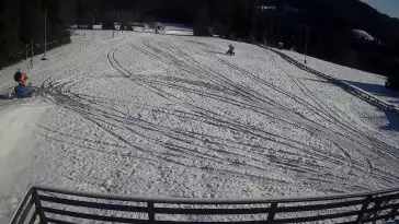 Sprawdź warunki narciarskie z kamery na stok w Małym Cichym.