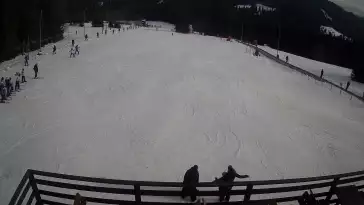 Sprawdź warunki narciarskie z kamery na stok w Małym Cichym.