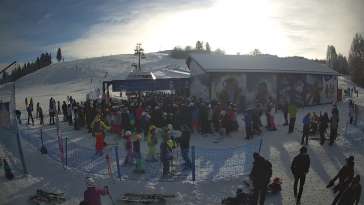 Widok na żywo ze stoku na stacji narciarskiej Master Ski w Tyliczu.
