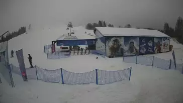 Widok na żywo ze stoku na stacji narciarskiej Master Ski w Tyliczu.