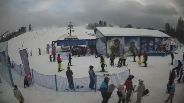 Widok na żywo ze stoku na stacji narciarskiej Master Ski w Tyliczu.