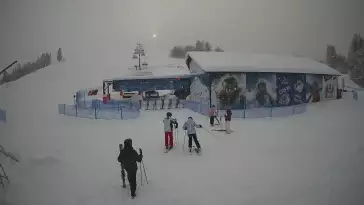 Widok na żywo ze stoku na stacji narciarskiej Master Ski w Tyliczu.