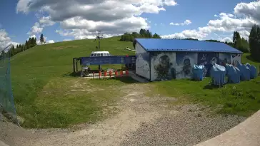 Widok na żywo ze stoku na stacji narciarskiej Master Ski w Tyliczu.
