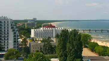 Ujęcie z kamery obrotowej na skwer w Międzyzdrojach