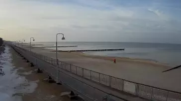 Ujęcie na promenadę i morze w Mielnie.