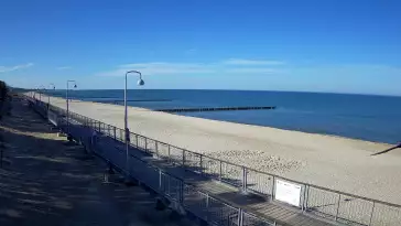 Ujęcie na promenadę i morze w Mielnie.