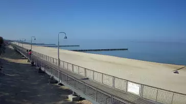 Ujęcie na promenadę i morze w Mielnie.