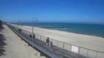 Ujęcie na promenadę i morze w Mielnie.