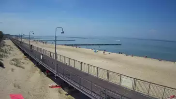 Ujęcie na promenadę i morze w Mielnie.