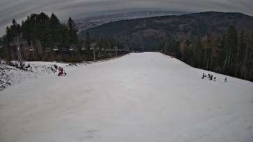 Widok z Kamery na górną stację narciarską Sport Arena Myślenice