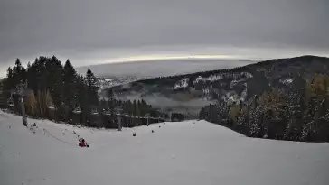 Widok z Kamery na górną stację narciarską Sport Arena Myślenice