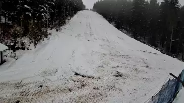 Widok na trasę zjazdową w Stacji Narciarskiej Myślenice-ski