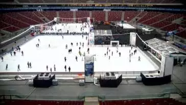 Kamera na lodowisko na płycie Stadionu Narodowego w Warszawie.