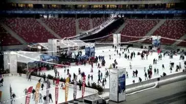 Obraz z specjalnie przygotowanego lodowiska na Stadionie Narodowym w Warszawie.