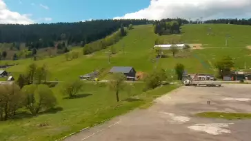 Widok na dużą część stoku Nartorama z dolnego parkingu