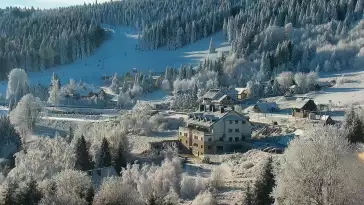 Widok na dużą część stoku Nartorama z dolnego parkingu