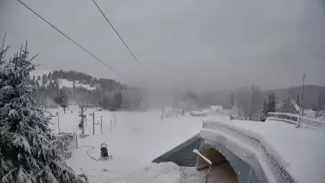 Widok z kamery obejmuje dolną część stacji narciarskiej Nartorama w kompleksie Zieleniec Sport Arena