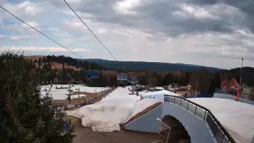 Widok z kamery obejmuje dolną część stacji narciarskiej Nartorama w kompleksie Zieleniec Sport Arena