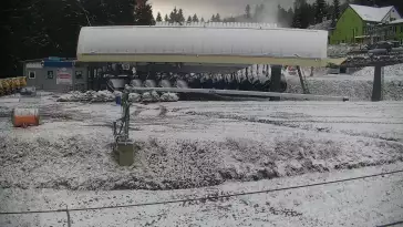 Widok na dolną stację wyciągu w kompleksie Nartorama