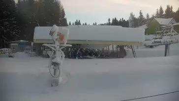 Widok na dolną stację wyciągu w kompleksie Nartorama