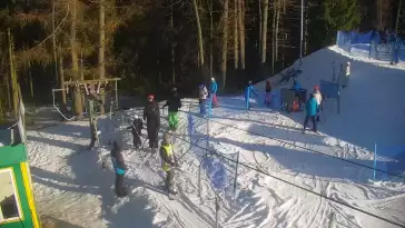 Widok na dolną stację wyciągu w kompleksie Nartorama