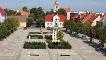Wzrok przyciąga również klasycystyczny ratusz, stanowiący dowód dawnego bogactwa Nieszawy jako ważnego ośrodka handlu wiślanego.