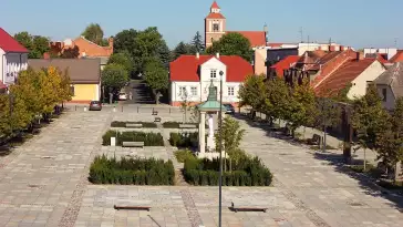 Wzrok przyciąga również klasycystyczny ratusz, stanowiący dowód dawnego bogactwa Nieszawy jako ważnego ośrodka handlu wiślanego.