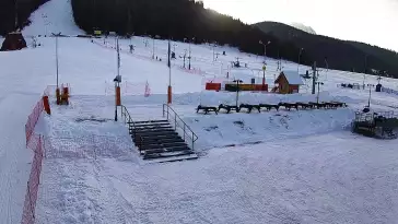 Kamera pozwala podejrzeć, jak tłoczno jest na stoku i poczuć atmosferę zimowego Zakopanego. Dla bardziej doświadczonych narciarzy Nosal może być dobrą rozgrzewką