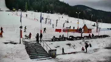 Kamera pozwala podejrzeć, jak tłoczno jest na stoku i poczuć atmosferę zimowego Zakopanego. Dla bardziej doświadczonych narciarzy Nosal może być dobrą rozgrzewką