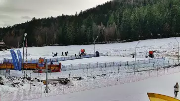 Kamera pozwala podejrzeć, jak tłoczno jest na stoku i poczuć atmosferę zimowego Zakopanego. Dla bardziej doświadczonych narciarzy Nosal może być dobrą rozgrzewką