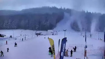 Kamera pozwala podejrzeć, jak tłoczno jest na stoku i poczuć atmosferę zimowego Zakopanego. Dla bardziej doświadczonych narciarzy Nosal może być dobrą rozgrzewką