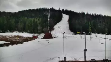 Kamera pozwala podejrzeć, jak tłoczno jest na stoku i poczuć atmosferę zimowego Zakopanego. Dla bardziej doświadczonych narciarzy Nosal może być dobrą rozgrzewką