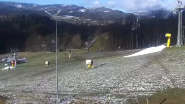 Widok na górny odcinek trasy zjazdowej i kolej linową w Nowej Osadzie w Wiśle.