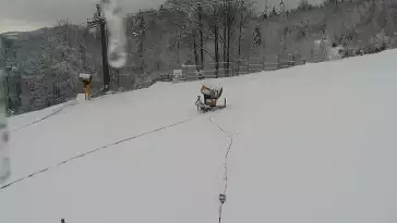 Widok na górny odcinek trasy zjazdowej i kolej linową w Nowej Osadzie w Wiśle.