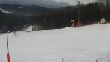 Widok na górny odcinek trasy zjazdowej i kolej linową w Nowej Osadzie w Wiśle.