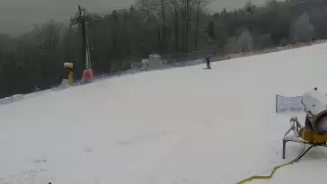 Widok na górny odcinek trasy zjazdowej i kolej linową w Nowej Osadzie w Wiśle.