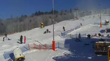 Widok na górny odcinek trasy zjazdowej i kolej linową w Nowej Osadzie w Wiśle.