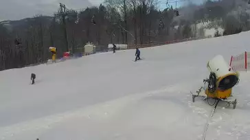 Widok na górny odcinek trasy zjazdowej i kolej linową w Nowej Osadzie w Wiśle.