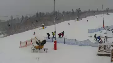 Widok na górny odcinek trasy zjazdowej i kolej linową w Nowej Osadzie w Wiśle.
