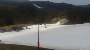 Widok na górny odcinek trasy zjazdowej i kolej linową w Nowej Osadzie w Wiśle.