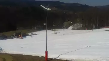 Widok na górny odcinek trasy zjazdowej i kolej linową w Nowej Osadzie w Wiśle.